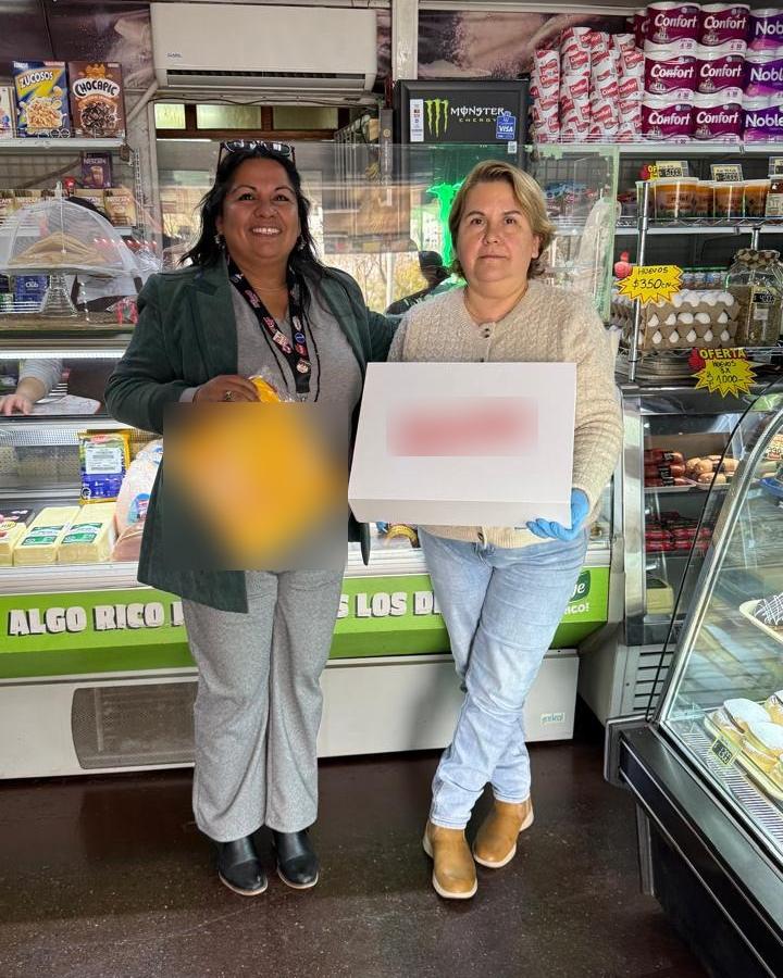 Supervisora de Di Venti junto a una clienta en su almacén